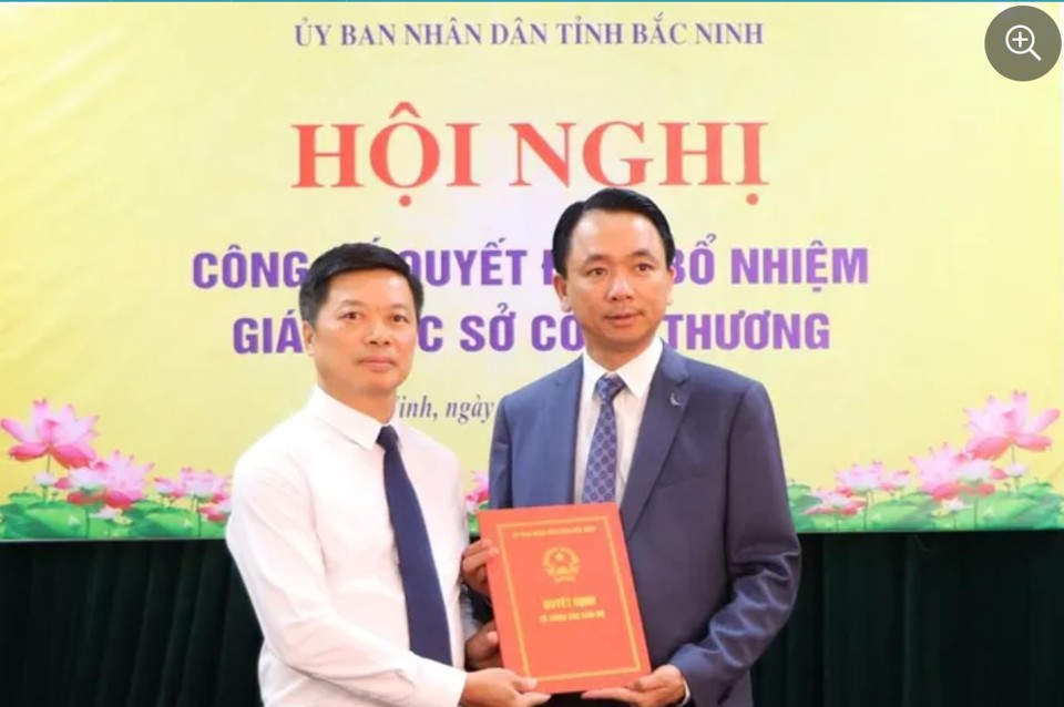 รองประธานคณะกรรมการประชาชนจังหวัดบั๊กนิญ นายดาว กวาง ไค (ซ้าย) นำเสนอผลการตัดสินใจต่อนาย Trung