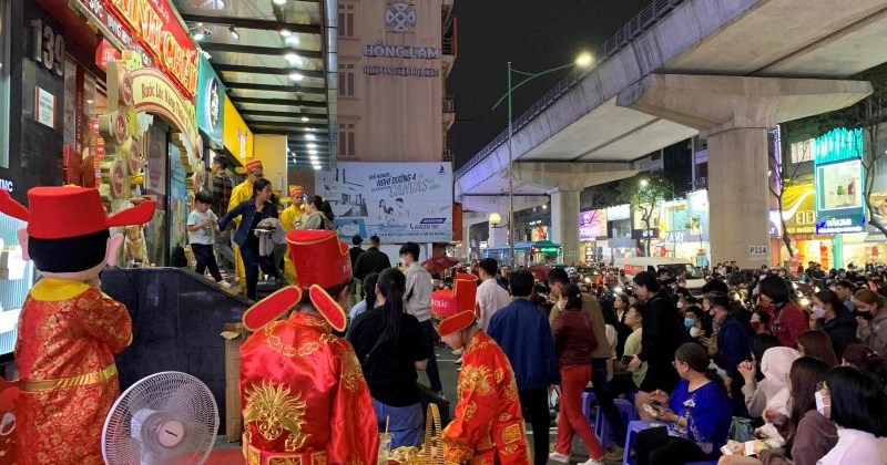 Queuing up until late at night to buy gold, the store was "out of gold" on God of Wealth's day