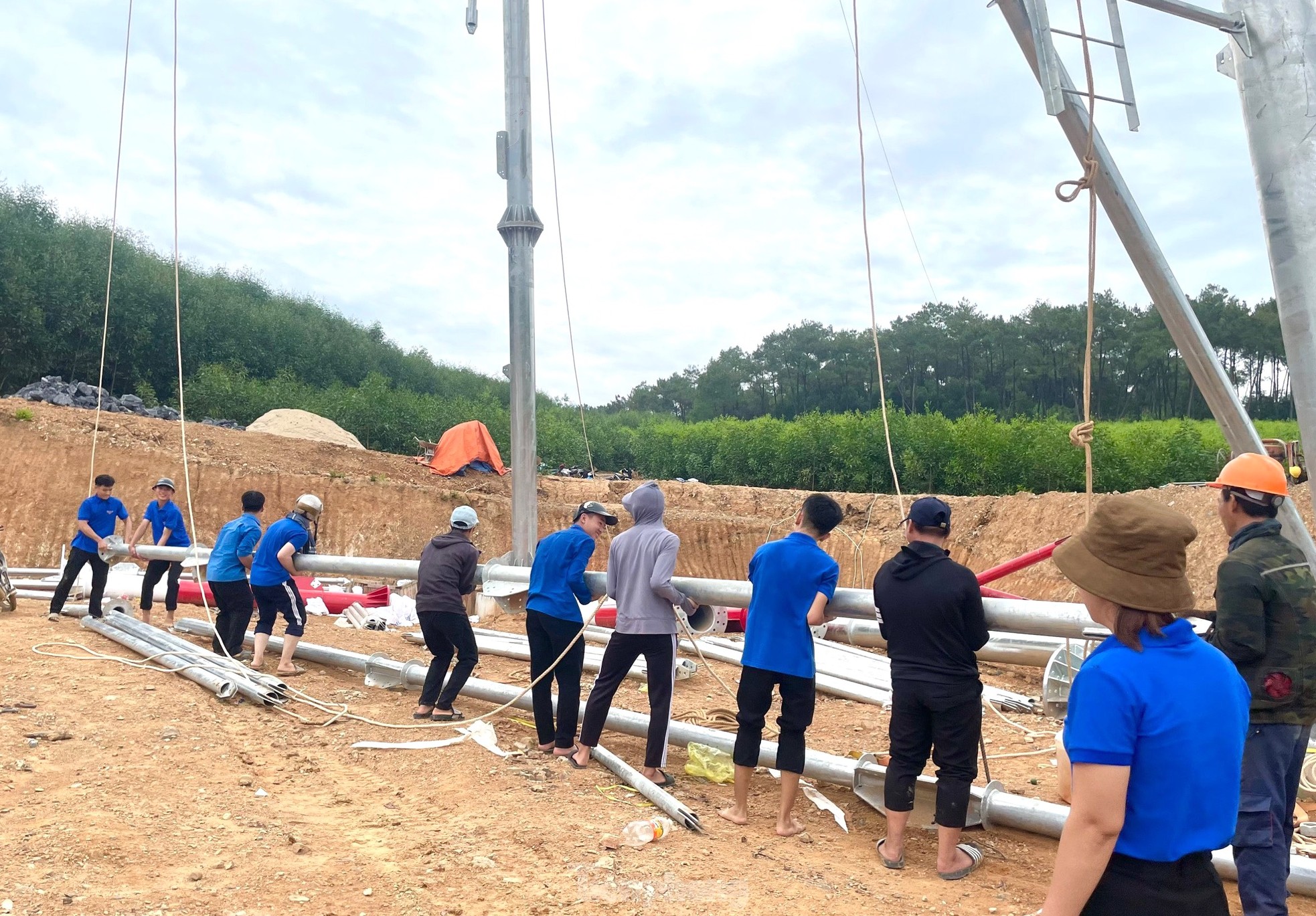 Beautiful images of green shirts volunteering to contribute to the 500kV line project, circuit 3, photo 15