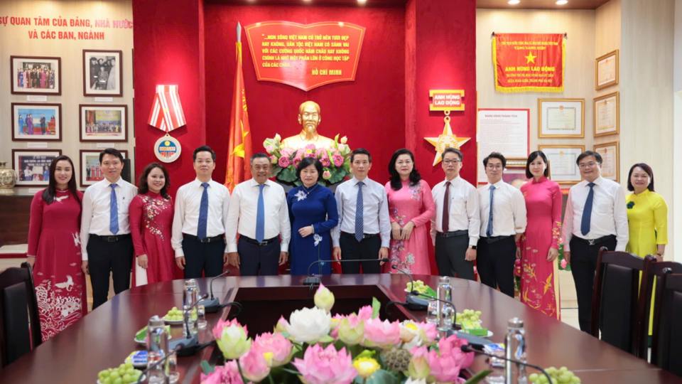 Chairman of Hanoi People's Committee Tran Sy Thanh visits the school's tradition room. Photo: Hong Thai