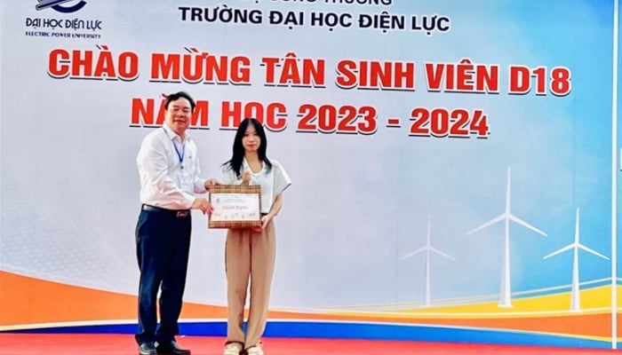 Hân hoan chào mừng tân sinh viên khóa D18 nhập học