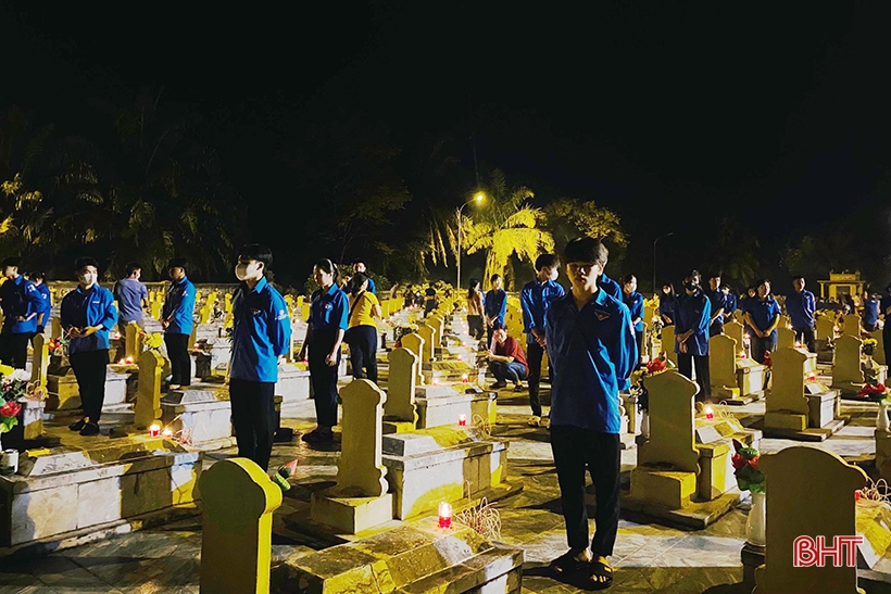 Les jeunes de Ha Tinh allument des bougies pour rendre hommage aux martyrs héroïques