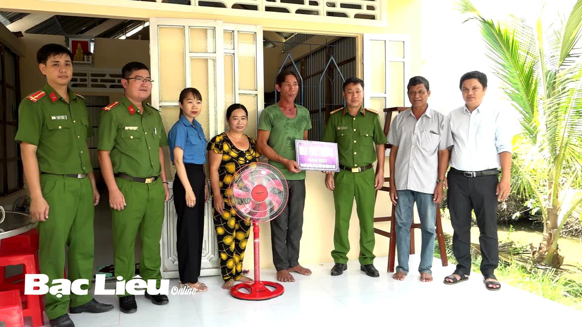 La policía de la ciudad de Phuoc Long entregó tres casas de beneficencia a hogares pobres en 2023