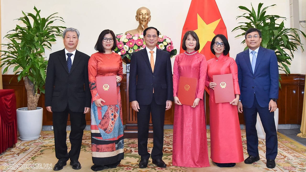 El Ministro de Asuntos Exteriores, Bui Thanh Son, presenta la decisión de nombrar líderes a nivel departamental