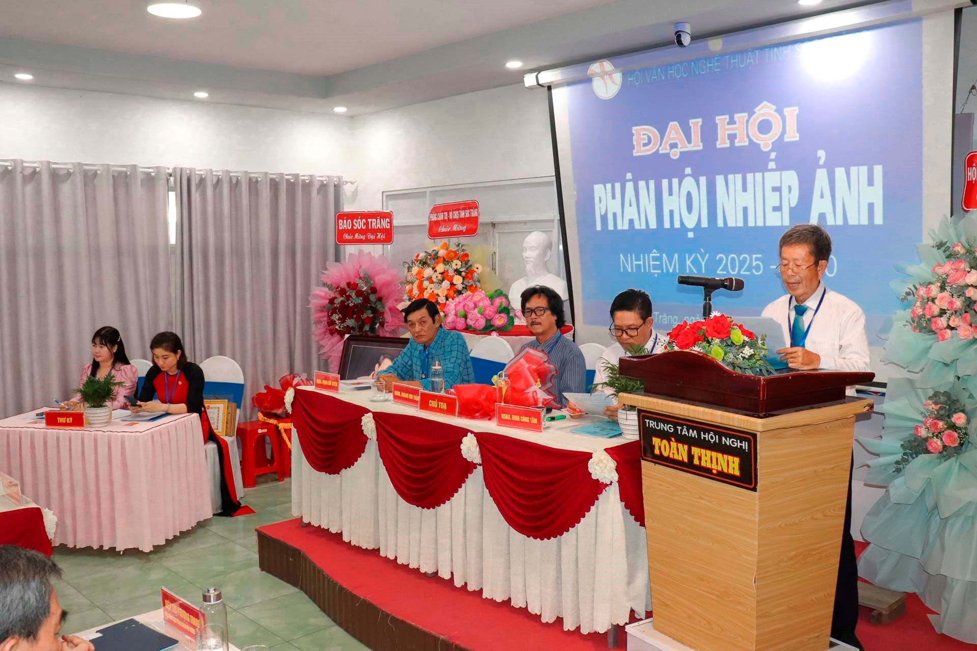 Le journaliste de la NSNA, Le Nguyen, vice-président de la NSNA au Vietnam, prononce un discours lors du congrès.