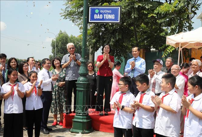 Cerca del mar, periódico Tran Kim Xuyen y periódico Dao Tung en la ciudad de Bac Giang, foto 1