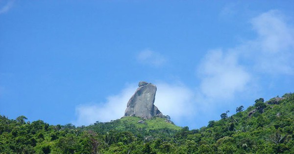 Une haute montagne à Phu Yen, les Cham l'appellent Cùi Bắp, les Français l'appellent le Doigt de Dieu, très étrange.