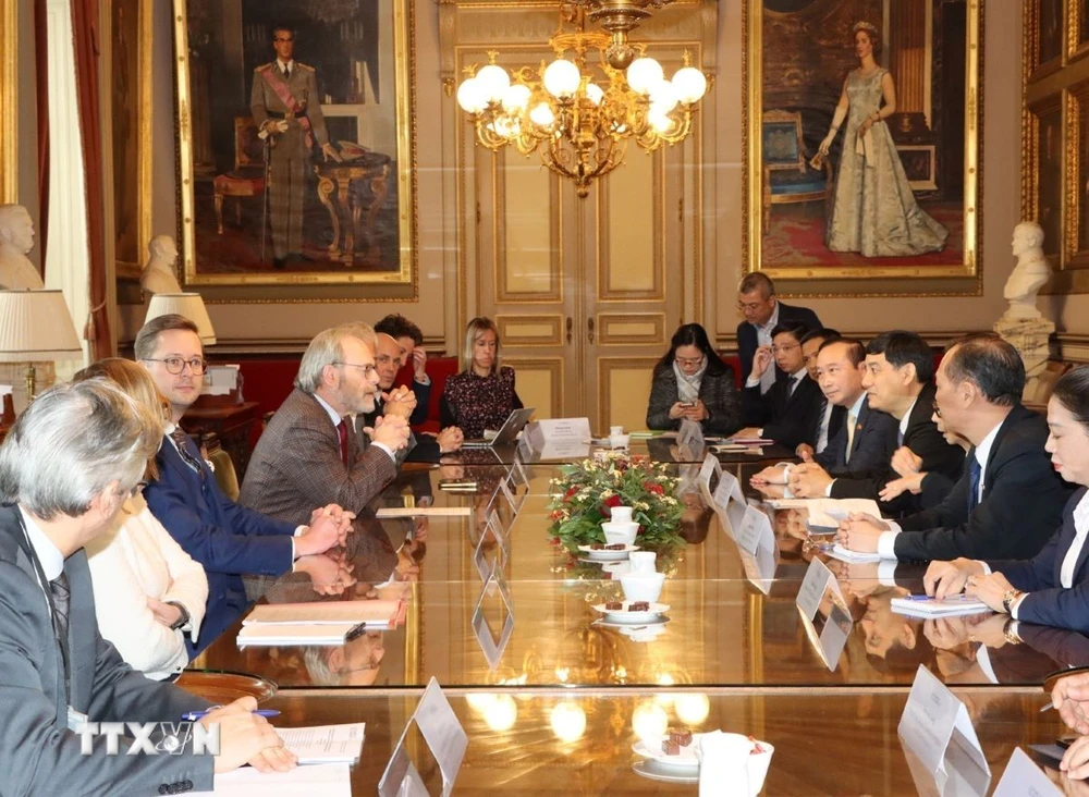 Le président de la Commission de la culture et de l'éducation de l'Assemblée nationale, Nguyen Dac Vinh, a rencontré le président de la Chambre des représentants belge, Peter De Roover. (Photo : Huong Giang/VNA)