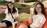 All-night coffee shop in Hanoi, customers line up to get seats
