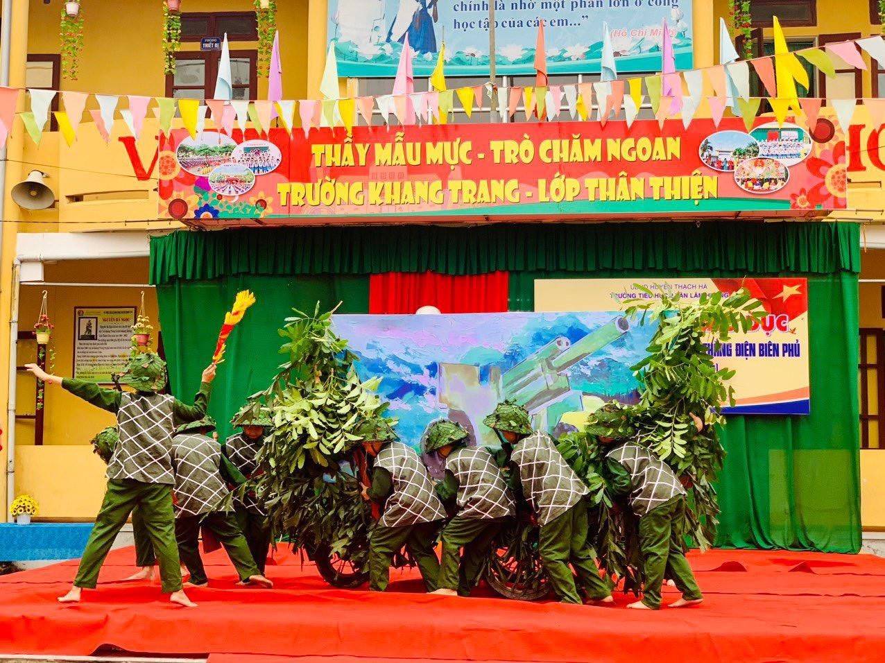 Les enfants de Ha Tinh sont fiers d'être les « petits soldats de Dien Bien » photo 7