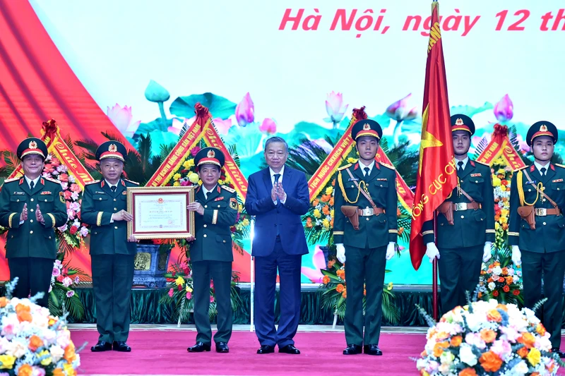 General Secretary To Lam presents the First Class Independence Medal to the General Department of Politics of the Vietnam People's Army. (Photo: Dang Khoa)