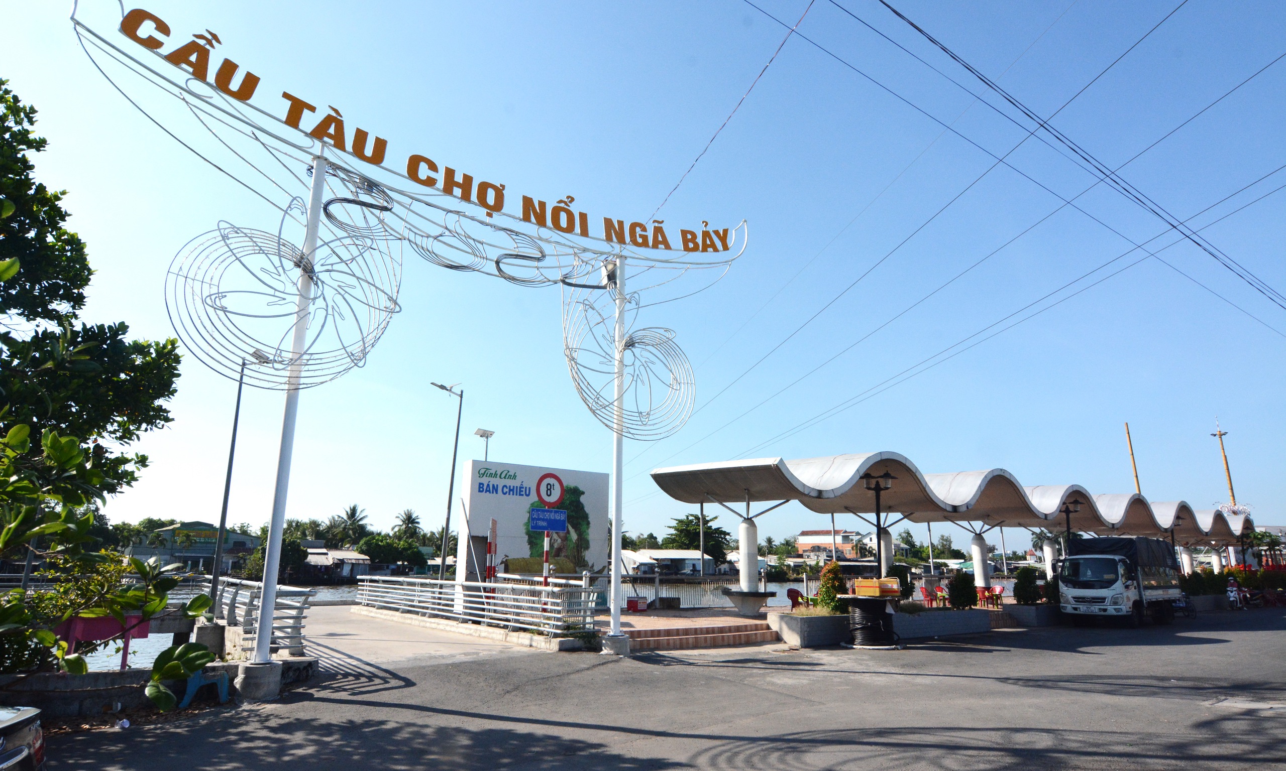Cầu tàu chợ nổi Ngã Bảy ở địa điểm mới nhưng vắng tanh