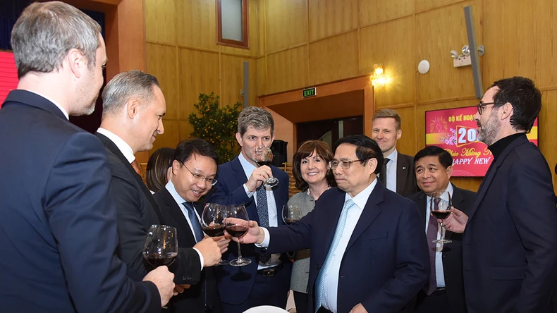 Le Premier ministre Pham Minh Chinh a organisé une réception pour les sponsors et les entreprises étrangères à l'occasion du traditionnel Nouvel An. Photo 4