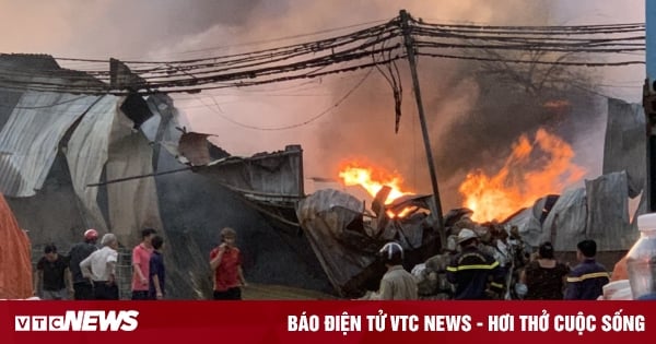 Feuer verschlingt stillgelegte Fabrik in Binh Duong