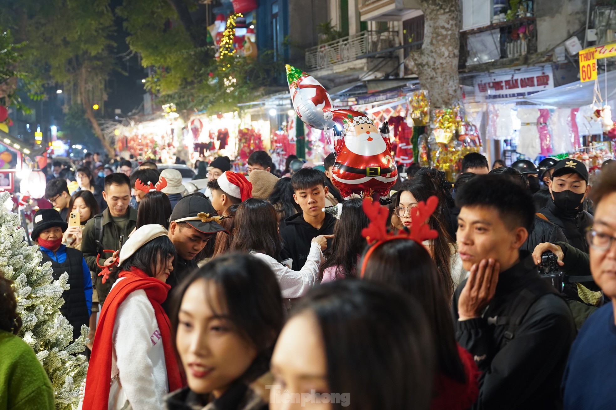 Hanoians jostle on Hang Ma Street, Cathedral welcomes Christmas early photo 16