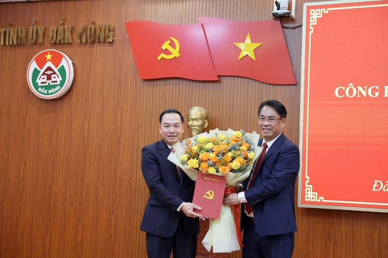 Der stellvertretende Vorsitzende des Zentralen Organisationskomitees, Phan Thang An (rechts), überreichte Blumen, um dem neuen stellvertretenden Sekretär des Parteikomitees der Provinz Dak Nong, Ho Xuan Truong, zu gratulieren.