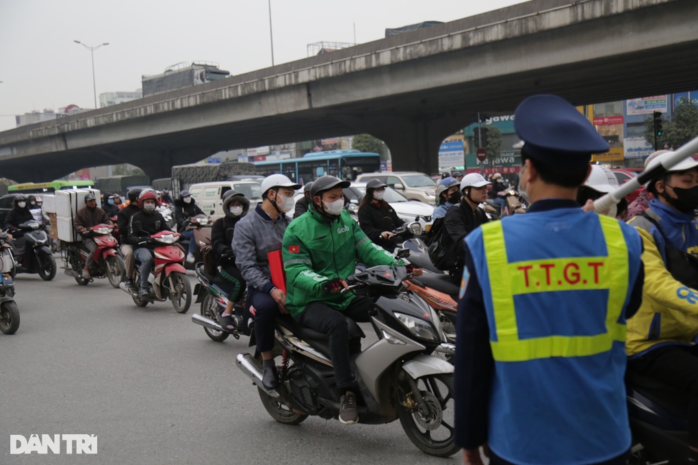 Phân luồng nút giao Khuất Duy Tiến: Ùn tắc các ngả, thứ 7 vẫn đi làm muộn - 2