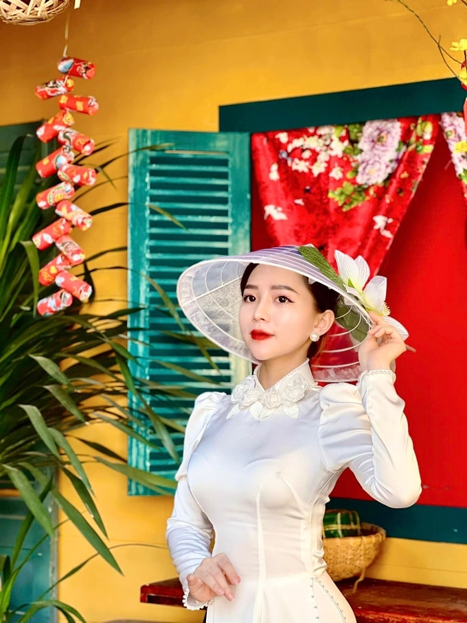 Cô giáo Gen Z gây sốt mạng vì diện áo dài lộng lẫy đến lớp mỗi ngày - 2