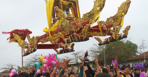 Die einzigartige Darbietung, Sänften in die Luft zu werfen, im heiligsten Tempel in Nghe An