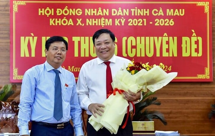 Le secrétaire du Comité provincial du Parti et président du Conseil populaire de la province de Ca Mau, Nguyen Tien Hai (à gauche), a présenté des fleurs pour féliciter le nouveau président du Comité populaire provincial, Pham Thanh Ngai. (Photo : Ca Mau Online)