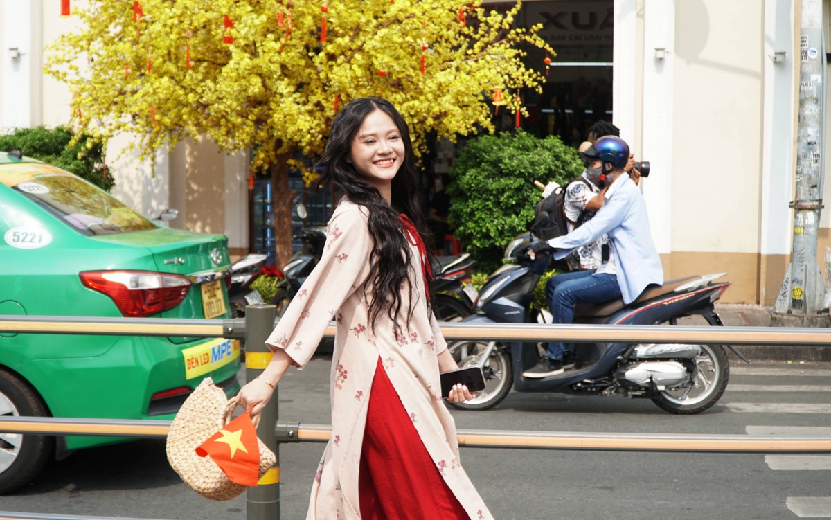 Young people wearing Tet ao dai 'check-in' at Ben Thanh market photo 7