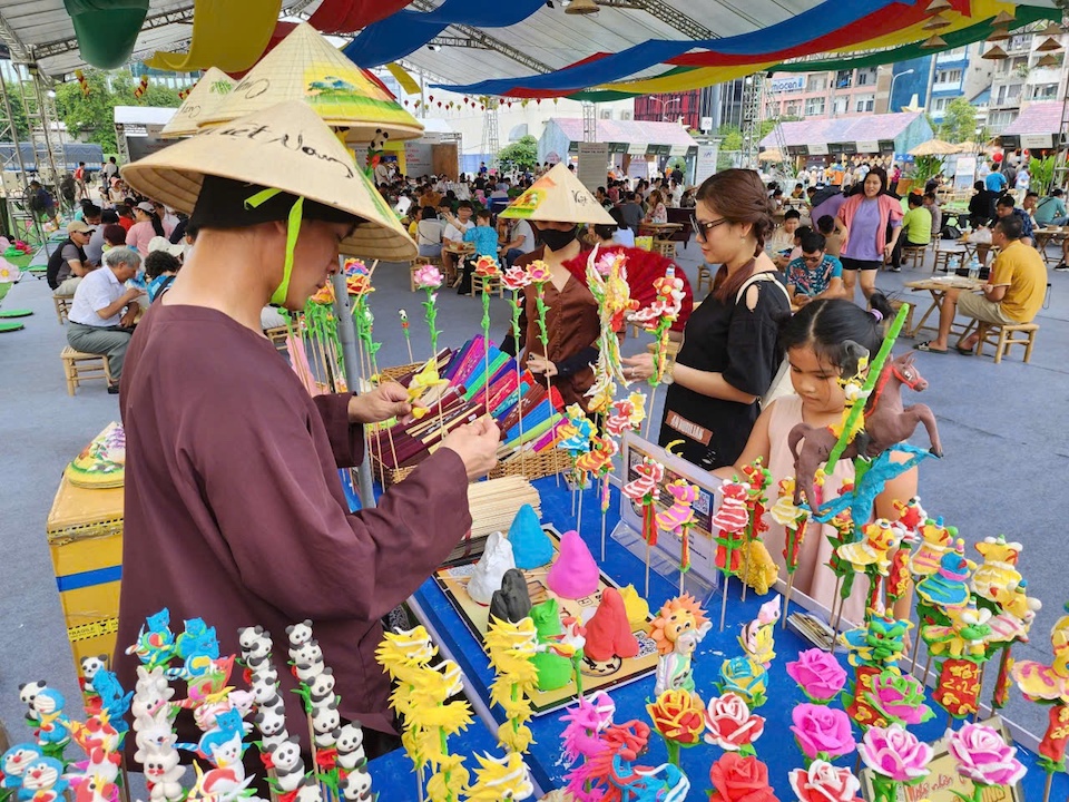 Ngoài đồ ăn và thức uống, nét đẹp văn hoá dân gian qua những chiếc tò he, càng khiến không gian khu ẩm thực thêm màu thêm sắc