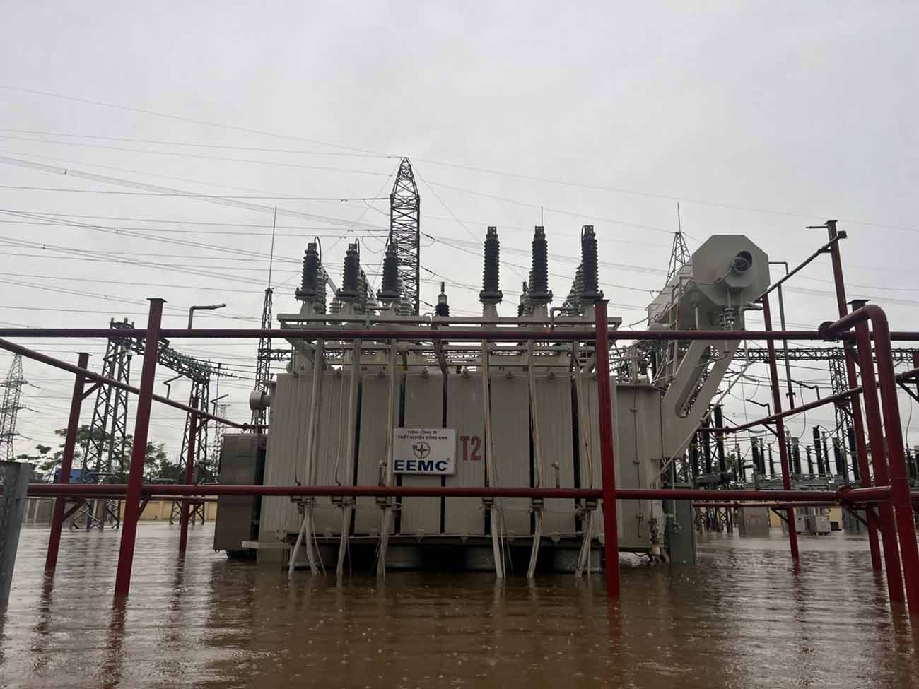 La station de transformation 110 kV de Thuong Tin a également été complètement isolée en raison des inondations. Photo : EVNHANOI.