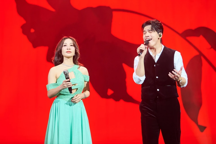 Uyen Linh et Quoc Thien chantent en duo la chanson 