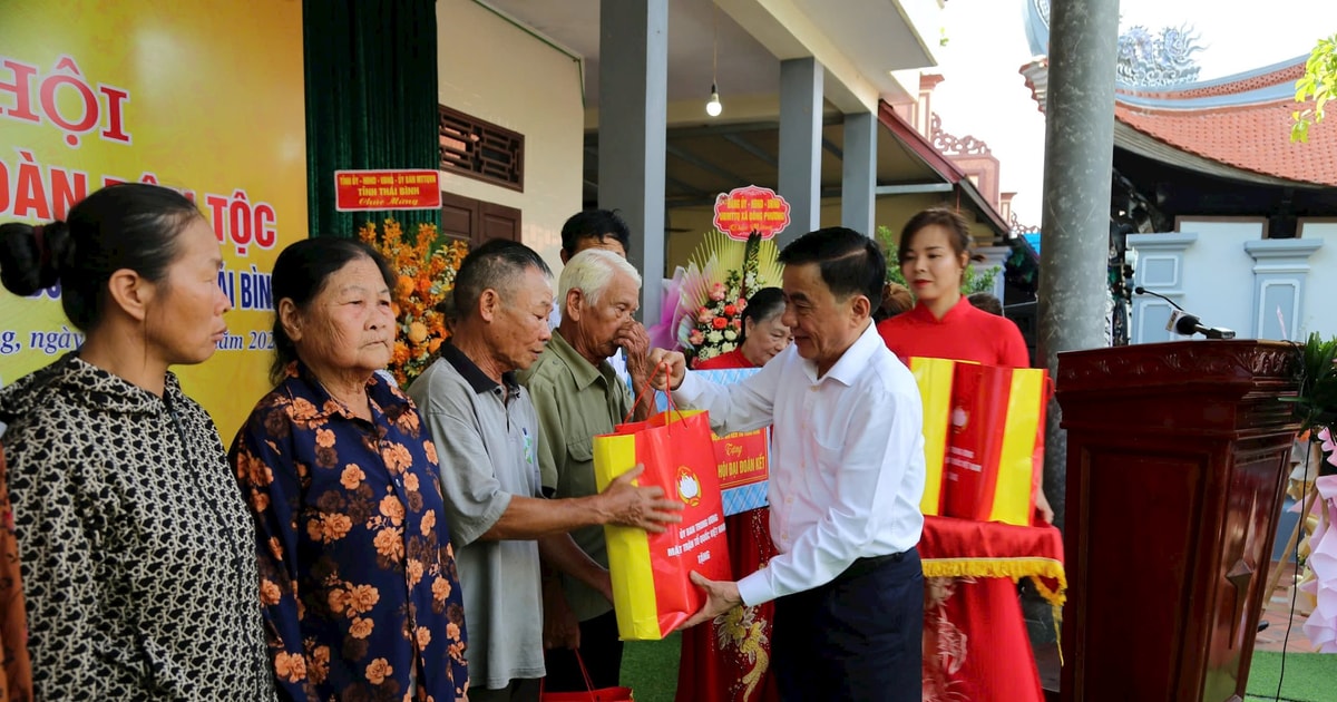 Standing member of the Secretariat Tran Cam Tu attends the Great Solidarity Festival in Thai Binh