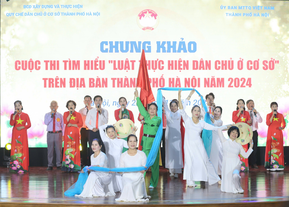 Chung khảo Cuộc thi được tổ chức theo 3 phần thi: chào hỏi, kiến thức, kỹ năng xử lý tình huống