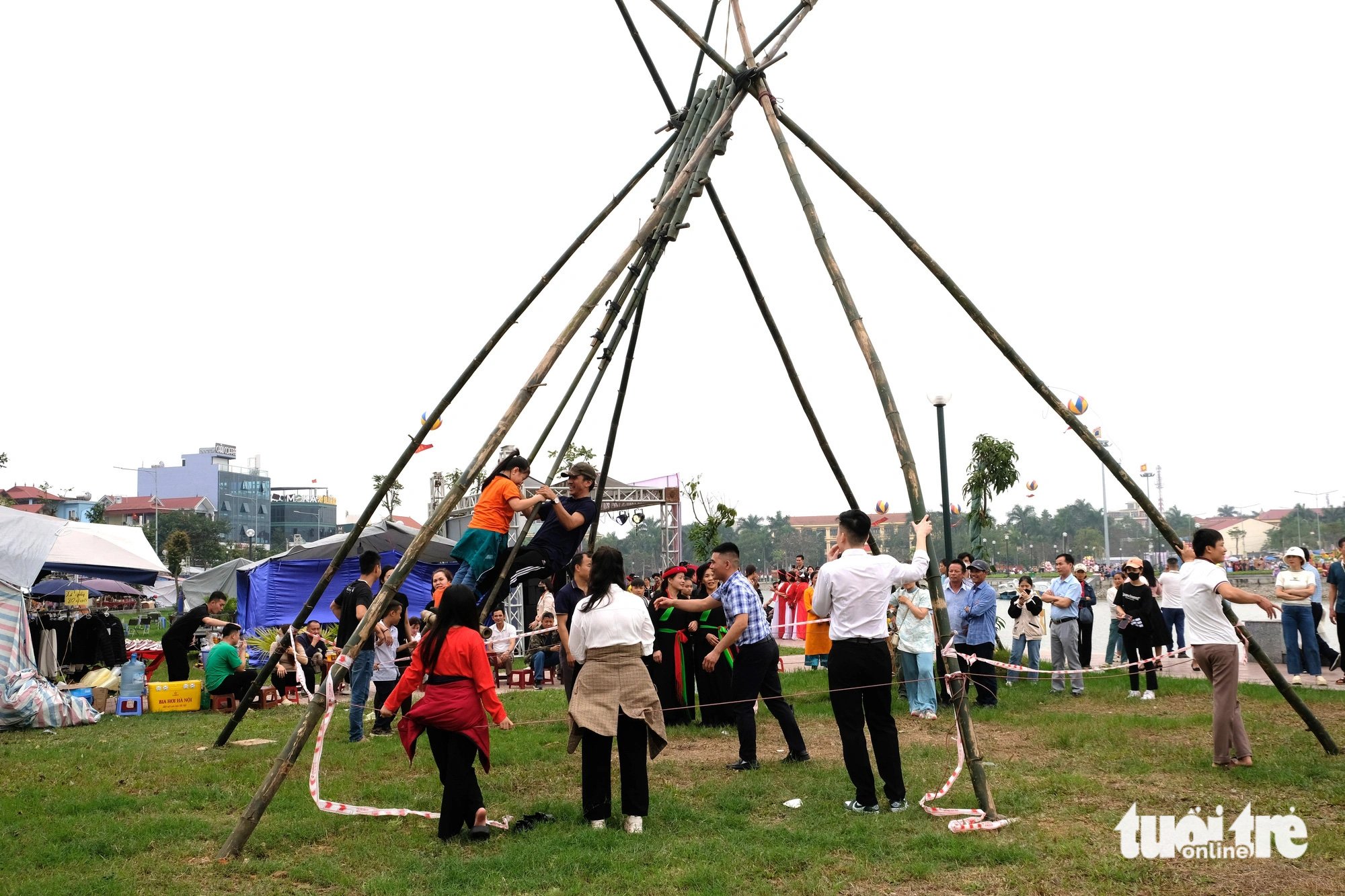 Trò đu quay thu hút du khách xếp hàng đến lượt để chơi - Ảnh: ĐẬU DUNG