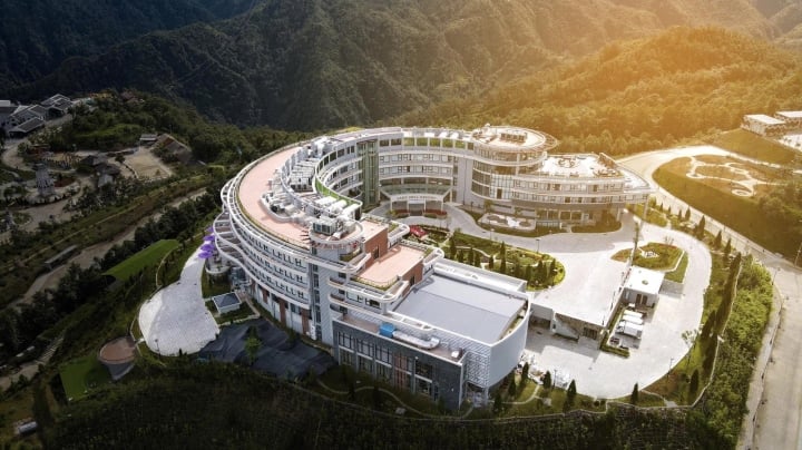 Lady Hill Sapa Resort nằm trên đỉnh đồi Cô Gái đối diện ga cáp treo Fansipan.