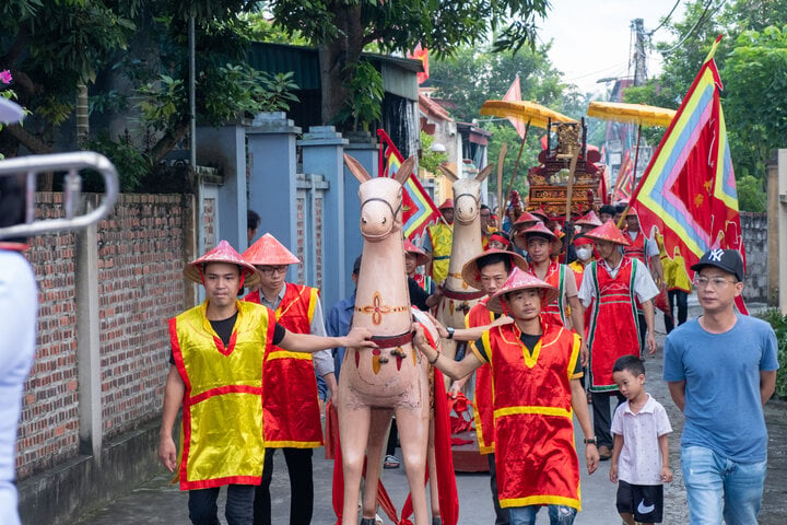 Das Hiep Luc Communal House Festival findet jährlich statt, um die traditionelle volkstümliche und kulturelle Schönheit des Ortes zu fördern und zu bewahren. (Foto: Nguyen Duc)