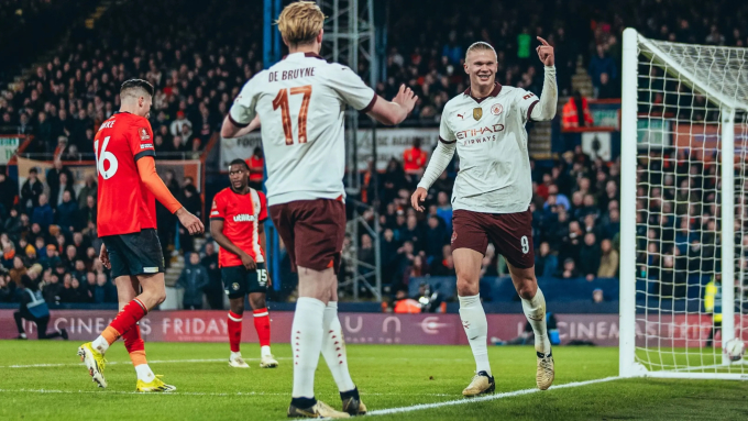 De Bruyne (số 17) kiến tạo bốn lần và Erling Haaland ghi năm bàn trong trận Man City thắng Luton Town 6-2 ở vòng năm Cup FA tối 27/2 trên sân Kenilworth. Ảnh: Man City