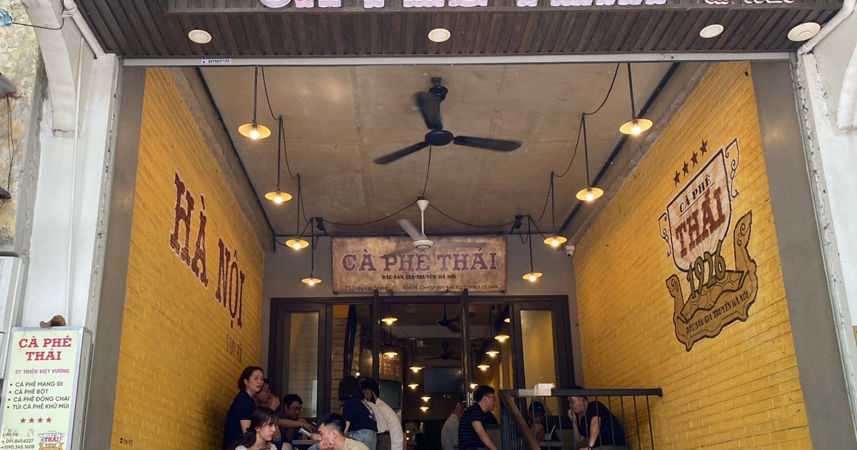 Los jóvenes están fascinados con la cafetería centenaria de café tostado a leña.