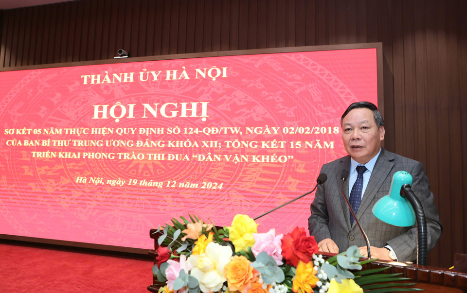 Der ständige stellvertretende Sekretär des Parteikomitees von Hanoi, Nguyen Van Phong, hielt auf der Konferenz eine Rede.