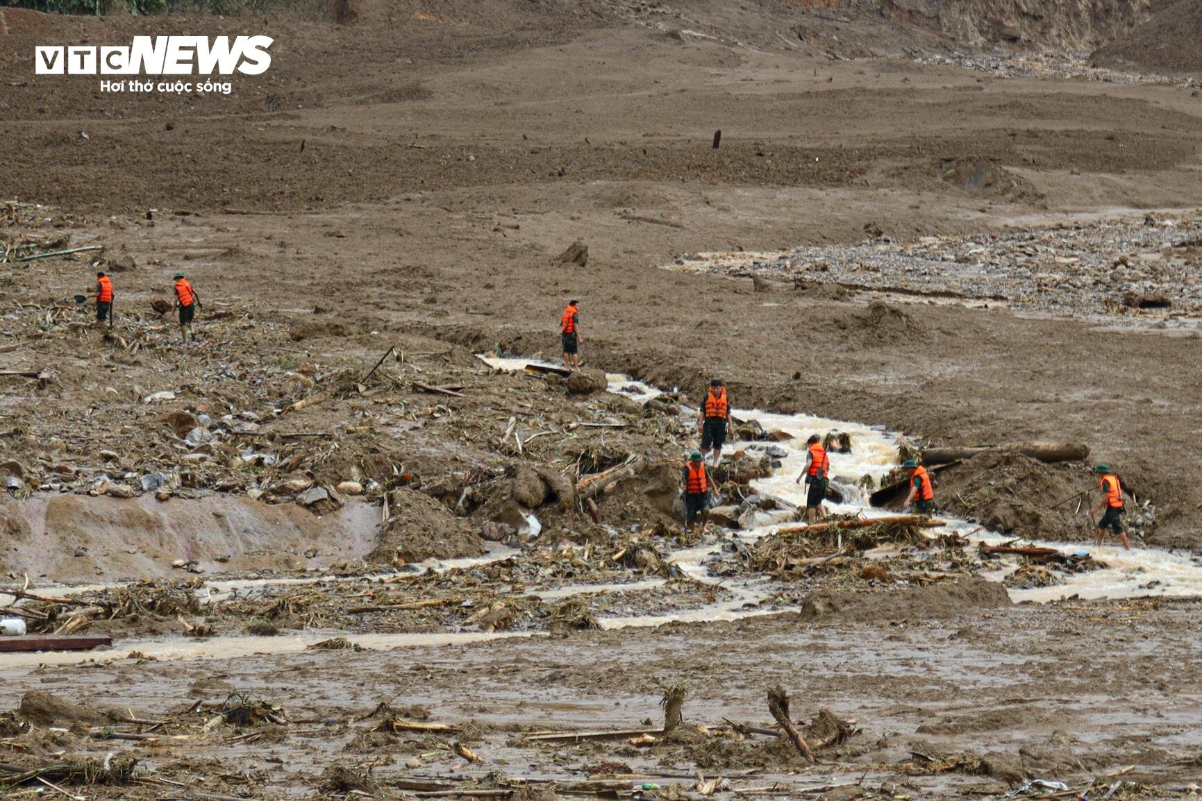 Policías y soldados se sumergieron en barro y agua en busca de víctimas de las inundaciones repentinas en Lao Cai - 1