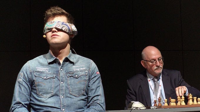 Magnus Carlsen bei einer Blindschachvorführung in Wien, Österreich, 2015. Foto: Chess24