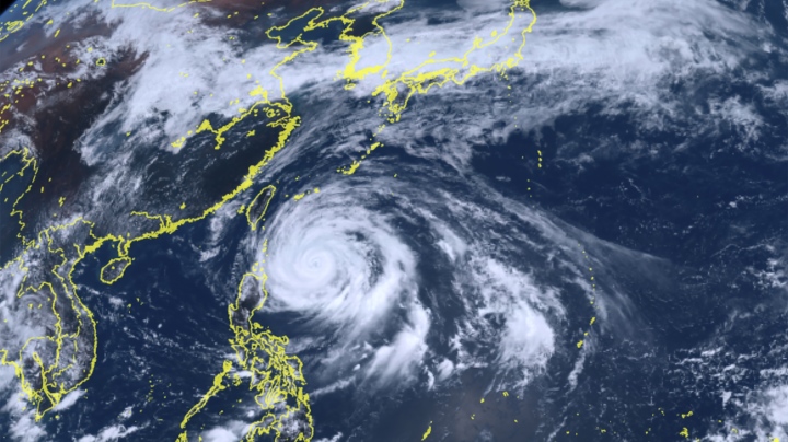 Supertaifun Mawar zieht mit Windgeschwindigkeiten von bis zu 162 km/h auf Japan zu
