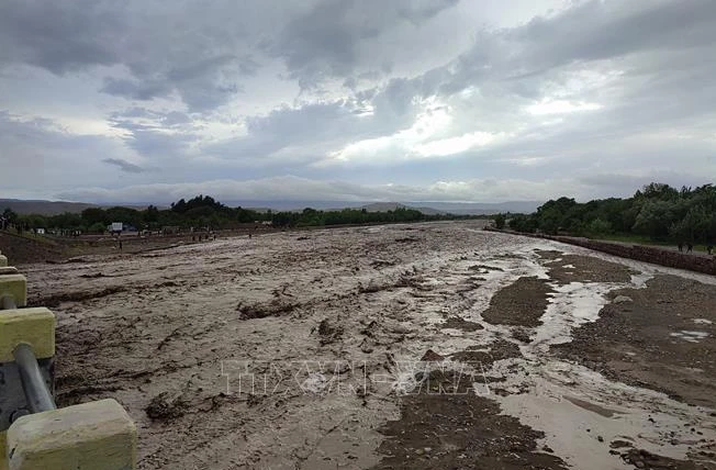 Bùn ngập sau lũ tại làng Logariha ở quận Nahrin, tỉnh Baghlan, ngày 10-5-2024. Ảnh: AFP/TTXVN