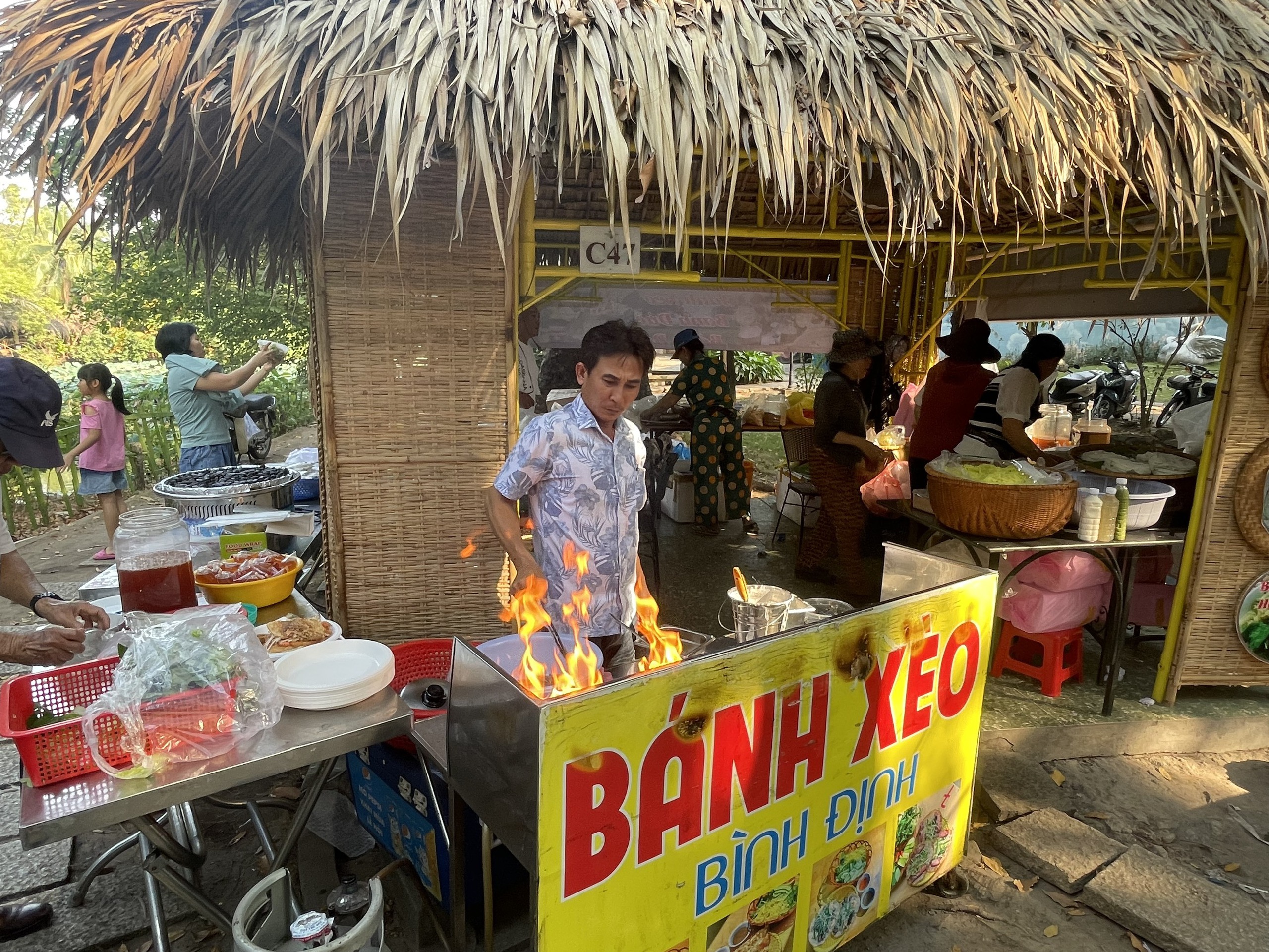 Thưởng thức các món đặc sản trứ danh miền đất võ Bình Định tại TP.HCM- Ảnh 1.