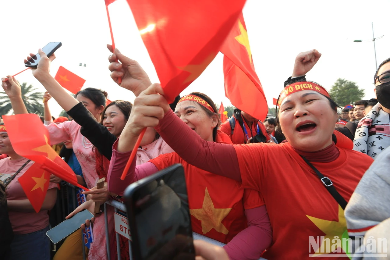 [Photo] Fans welcome the champions home photo 4