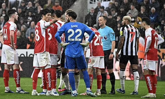 Referee Stuart Attwell waits for VAR to confirm Newcastle's goal at St James Park, causing Arsenal to lose their first match in the 2023-2024 Premier League on November 4, 2023. Photo: AFP