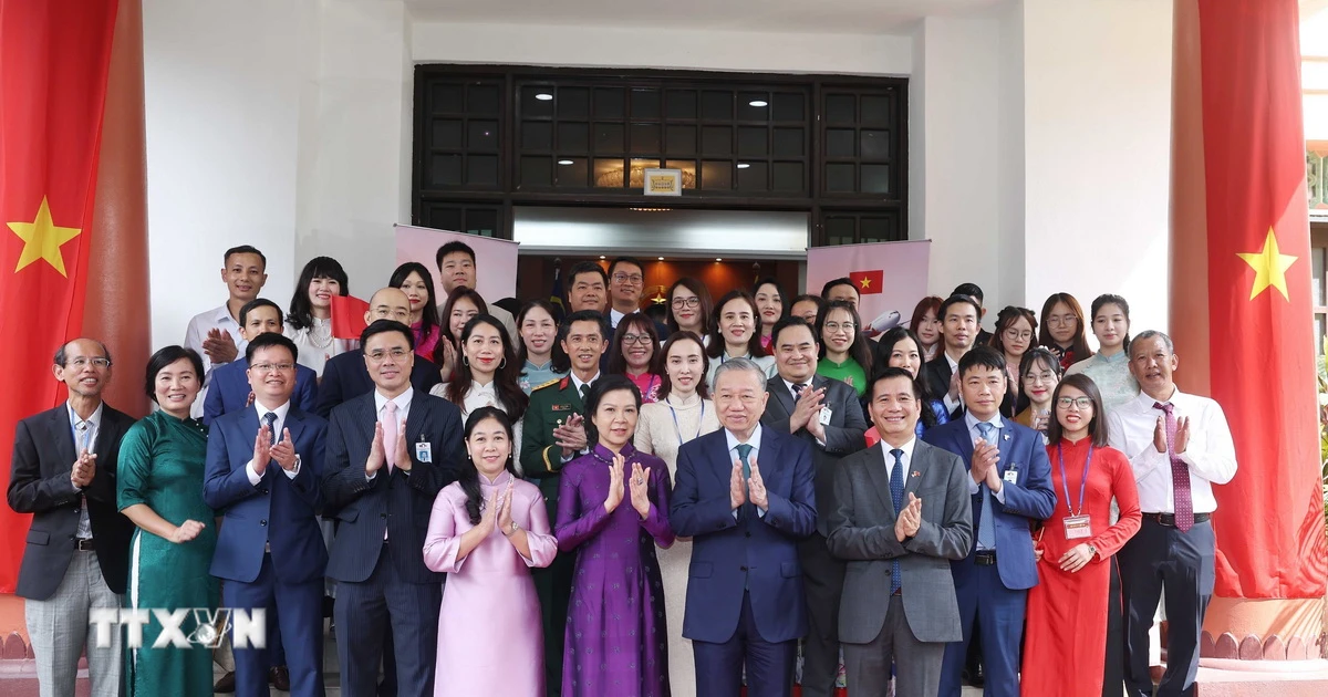 Generalsekretär und seine Frau besuchen die Botschaft und treffen die vietnamesische Gemeinschaft in Malaysia