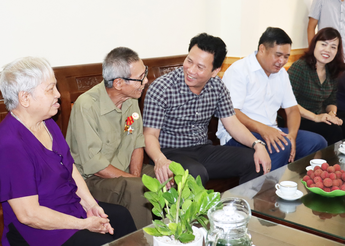 Minister of Natural Resources and Environment Dang Quoc Khanh visited the family of War invalid Dang Van Thanh, group 3, Tran Phu ward.