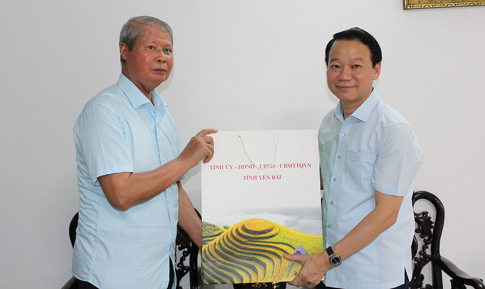 Giving gifts to encourage comrade Hoang Xuan Loc. Photo: DVCC