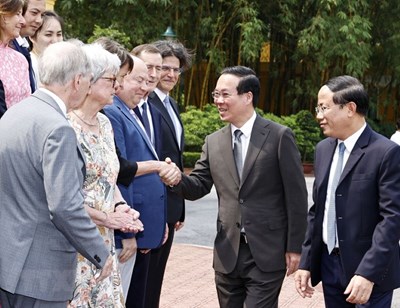 Le président Vo Van Thuong rencontre des scientifiques participant à la conférence scientifique internationale « Fenêtres sur l'univers »