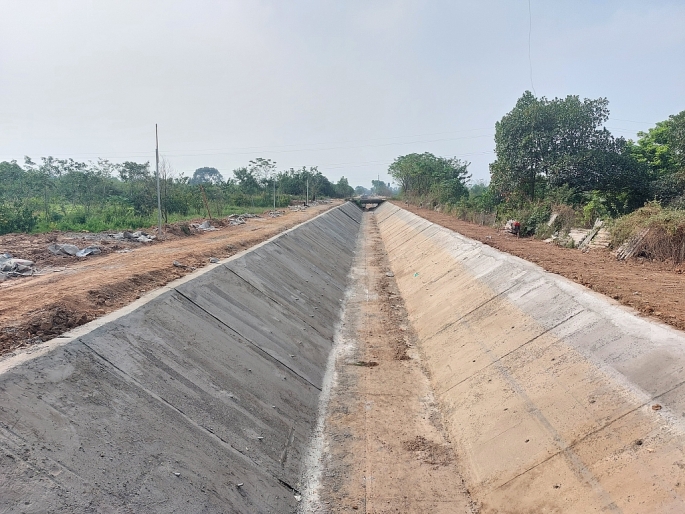 Dự án kiên cố hóa kênh Tây thuộc hệ thống thủy nông Ấp Bắc - Nam Hồng đang được thi công. Ảnh: Công Phương.