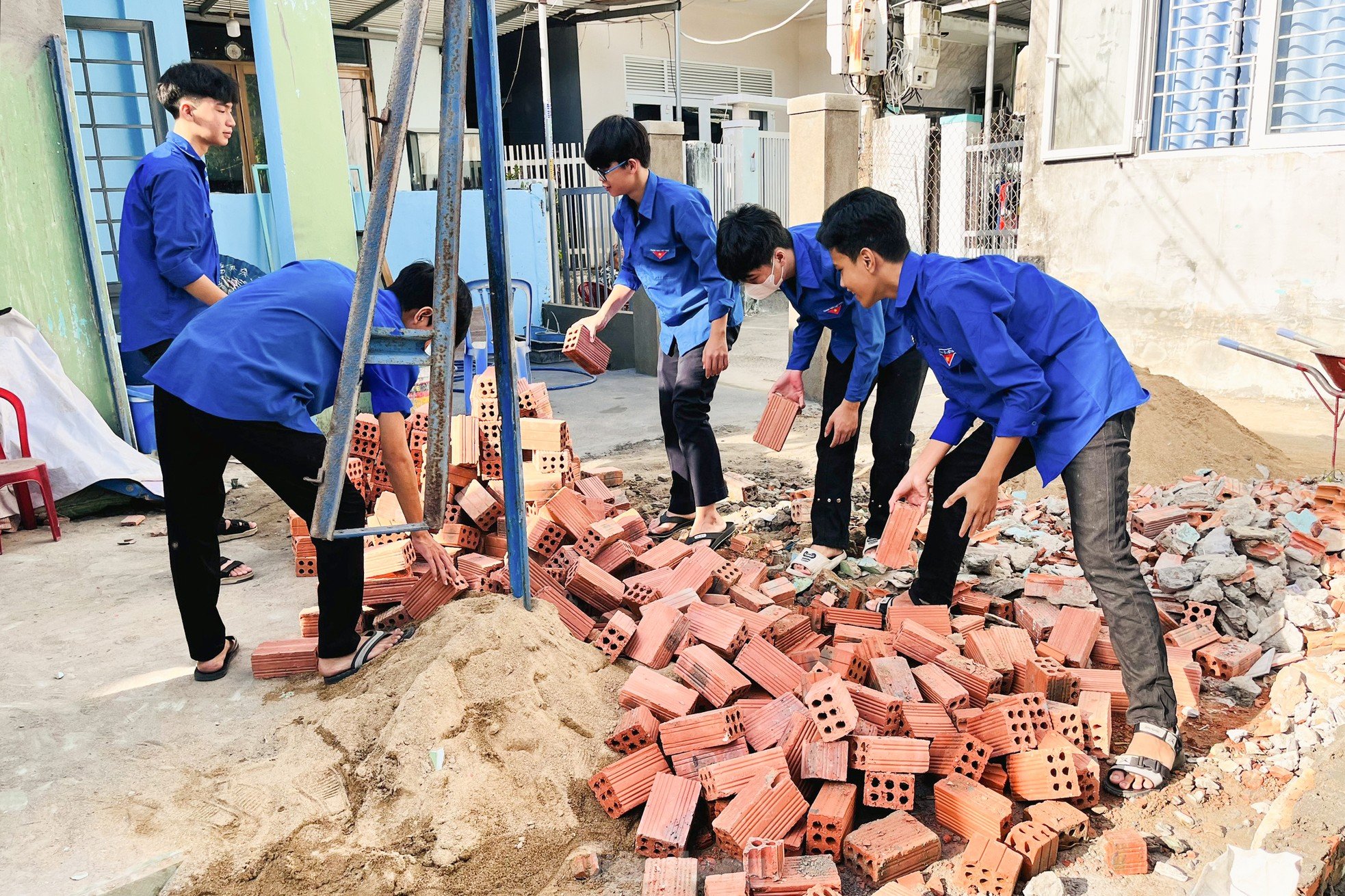 'Áo xanh' đội nắng giúp hộ khó khăn sửa chữa, xây mới nhà cửa ảnh 9