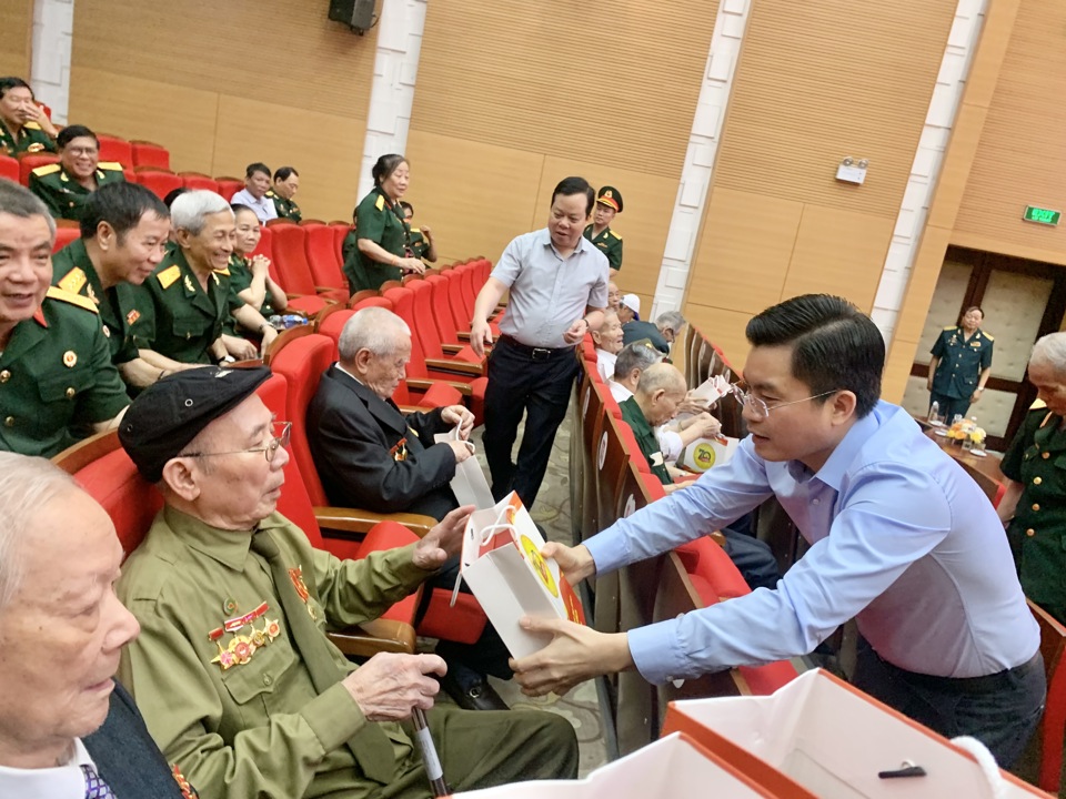 Les dirigeants du district de Dong Da offrent des cadeaux aux soldats, aux jeunes volontaires et aux travailleurs de première ligne qui ont directement participé à la campagne de Dien Bien Phu